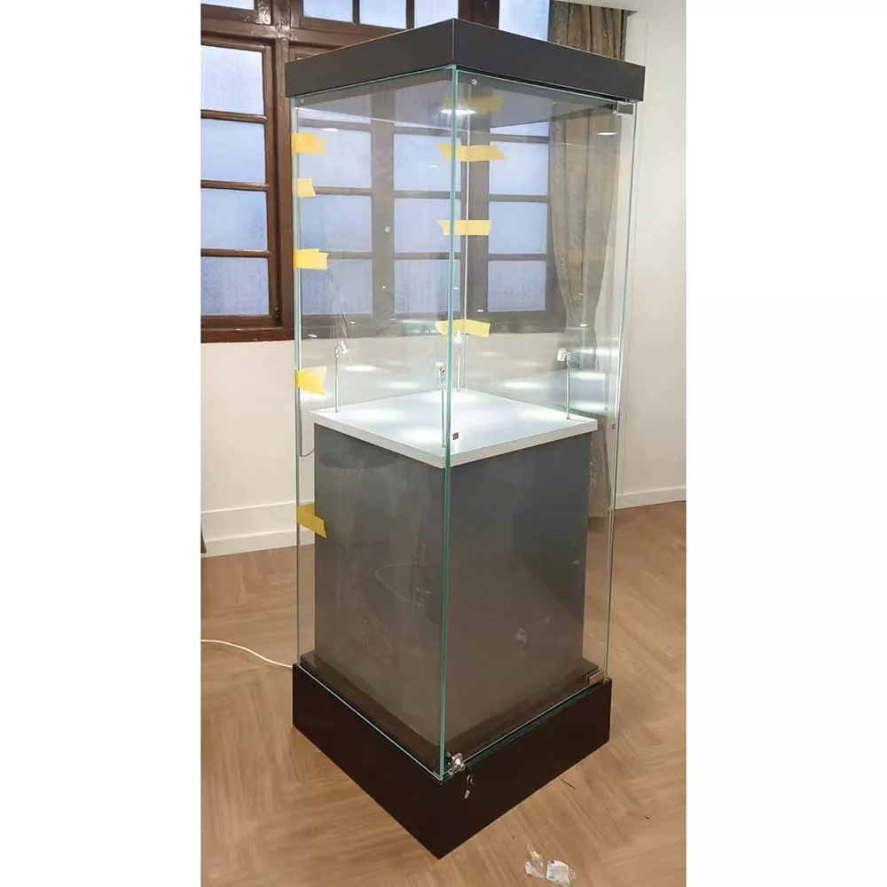 Showcase hiển thị túi xách kính